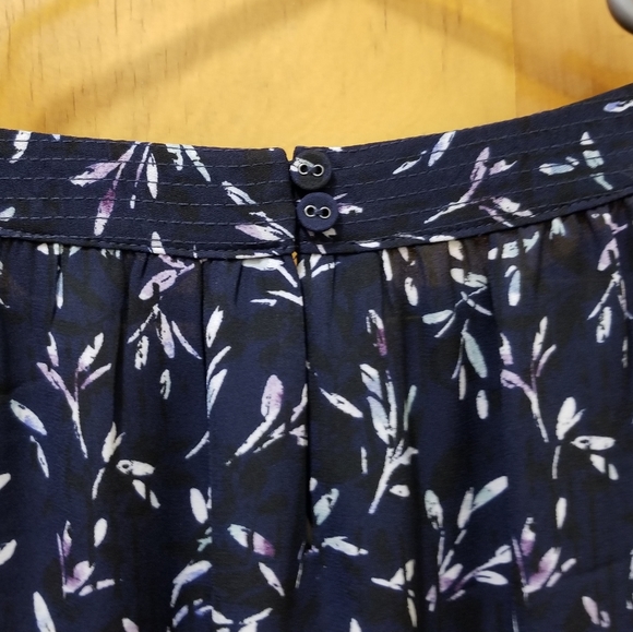 2/$20 Reitman's navy blue floral top EUC - Picture 4 of 4